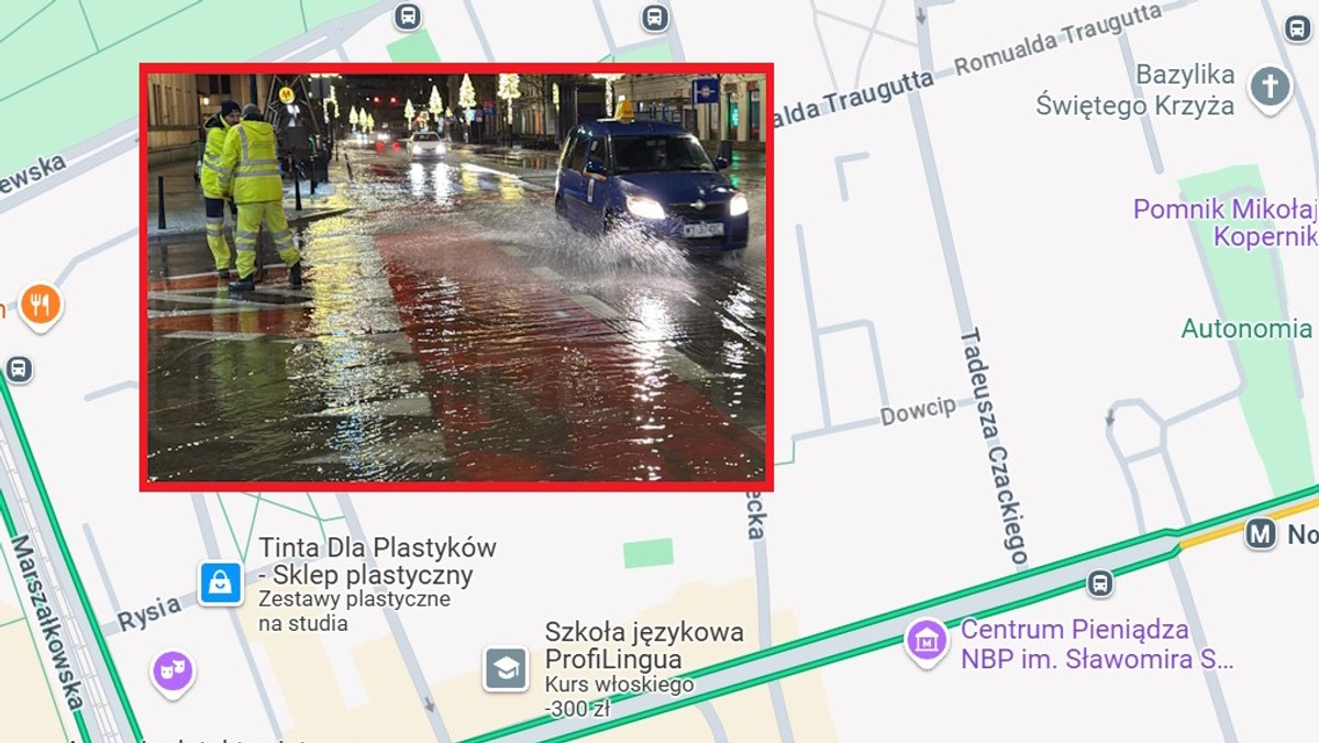 Awaria wodociągów w centrum Warszawy zalała drogę rowerową [Źródło: Onet]