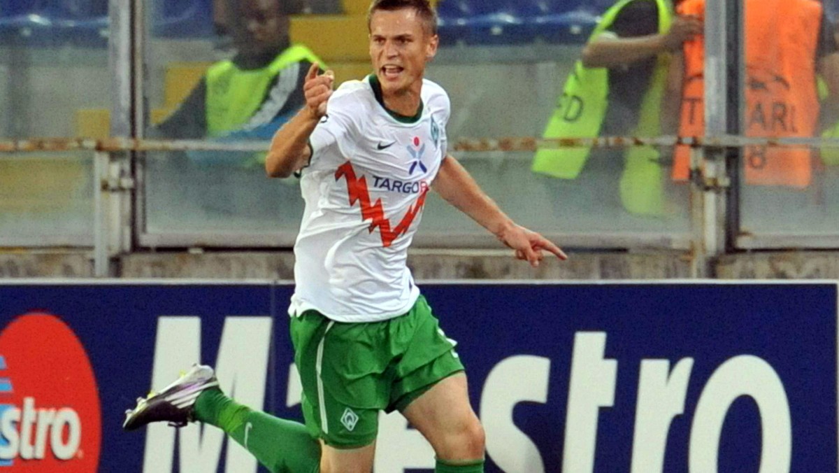 Werder Brema w ostatnich godzinach letniego okienka transferowego postanowił wypożyczyć do hiszpańskiego Racingu Santander szwedzkiego napastnika, Markusa Rosenberga. 28-latek kilka dni wcześniej został bohaterem niemieckiego klubu, strzelając bramkę oznaczającą dogrywkę w meczu fazy eliminacyjnej Ligi Mistrzów przeciwko Sampdorii. Werder ostatecznie zdołał awansować do fazy grupowej tych elitarnych rozgrywek.