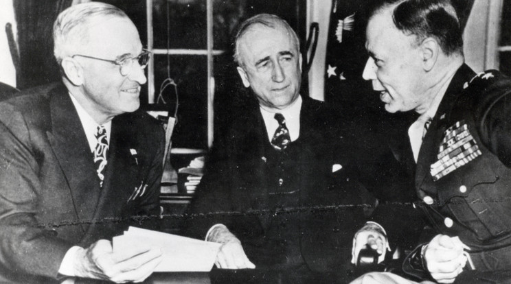 Harry S. Truman (balra), az egyesült Államok elnöke, James Byrnes államtitkár és Walter Bedell Smith, a Szovjetunió nagykövete /Fotó: Northfoto