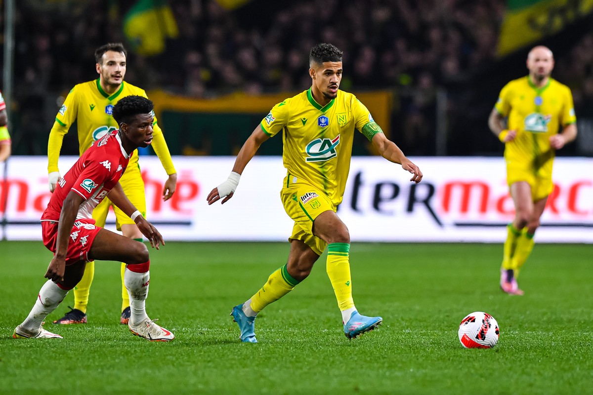 Piłkarz AS Monaco Aurelien Tchouameni (L) i zawodnik Nantes Ludovic Blas (C) podczas meczu półfinałowego Pucharu Francji