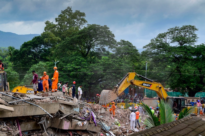 Strahuje se da ispod ruševina ima još na desetine ljudi