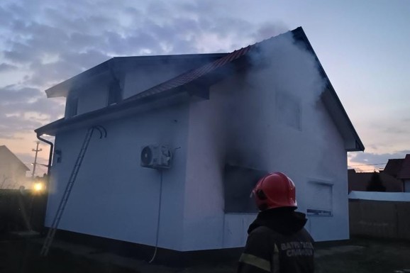 (FOTO) DRAMA U CIK ZORE NA ČUKARICI Vatra zahvatila krov kuće, vatrogasci spasili ljude u poslednjem trenutku