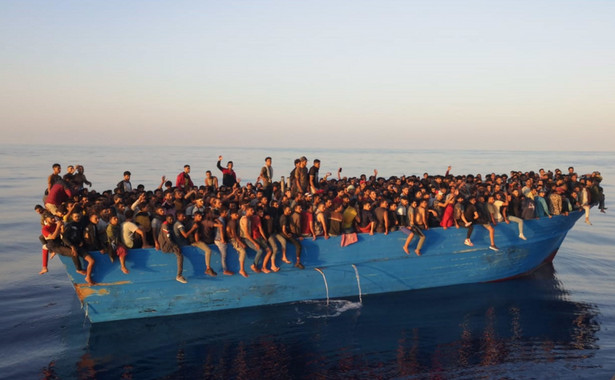 Setki imigrantów na kutrze rybackim