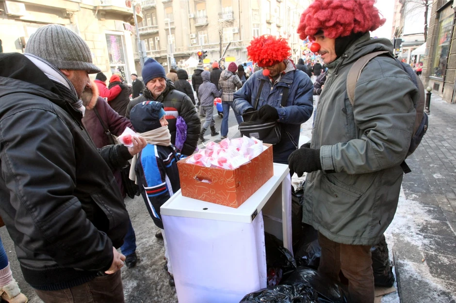 Kupovinom crvenih nosića pomažu se humani "Doktori klovnovi"