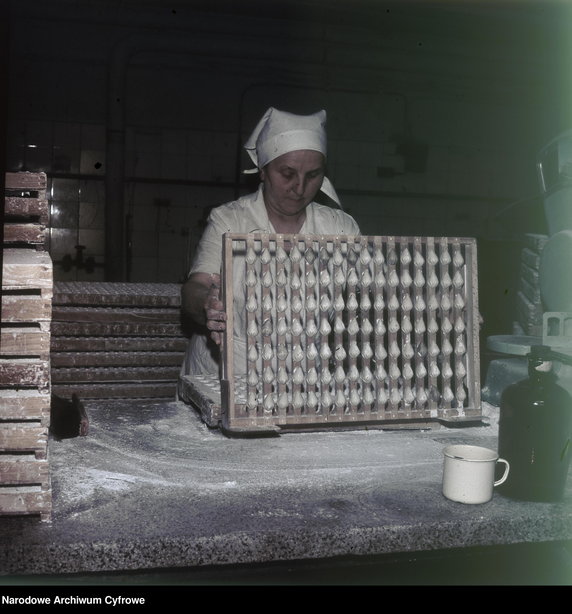 Kobieta przy formie do wyrobu czekoladek. Fabryka Cukrów i Czekolady "Ślązak" w Raciborzu - 1970 r.  - Narodowe Archiwum Cyfrowe