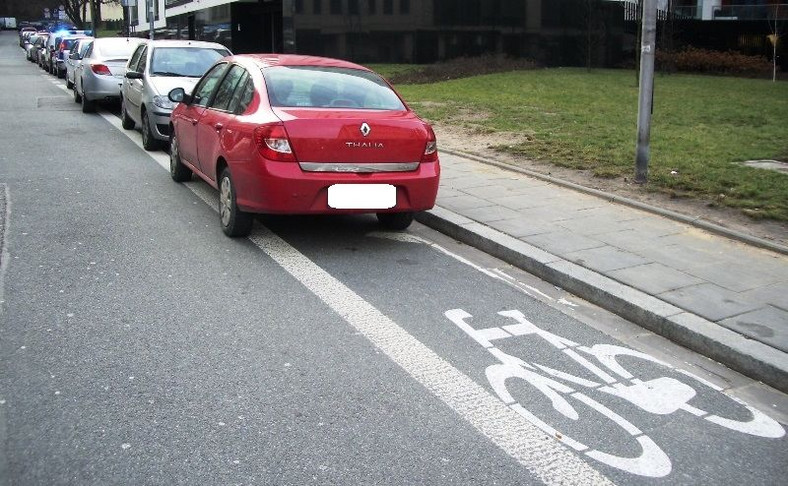 Parkowanie na drodze dla rowerów - Warszawa, ul. Zajęcza