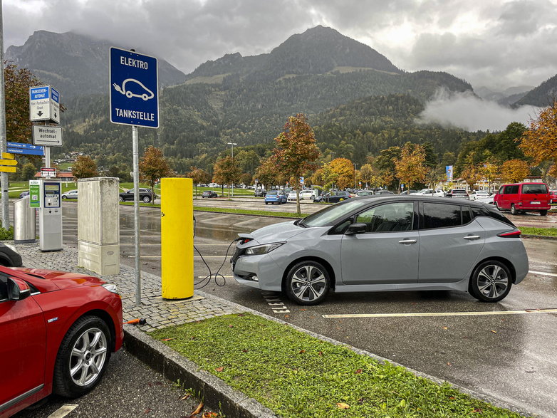 Duże parkingi przy atrakcjach turystycznych mają wydzielone miejsca dla ładowanych aut elektrycznych