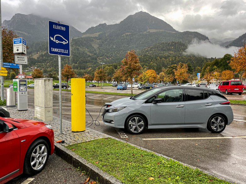 Duże parkingi przy atrakcjach turystycznych mają wydzielone miejsca dla ładowanych aut elektrycznych