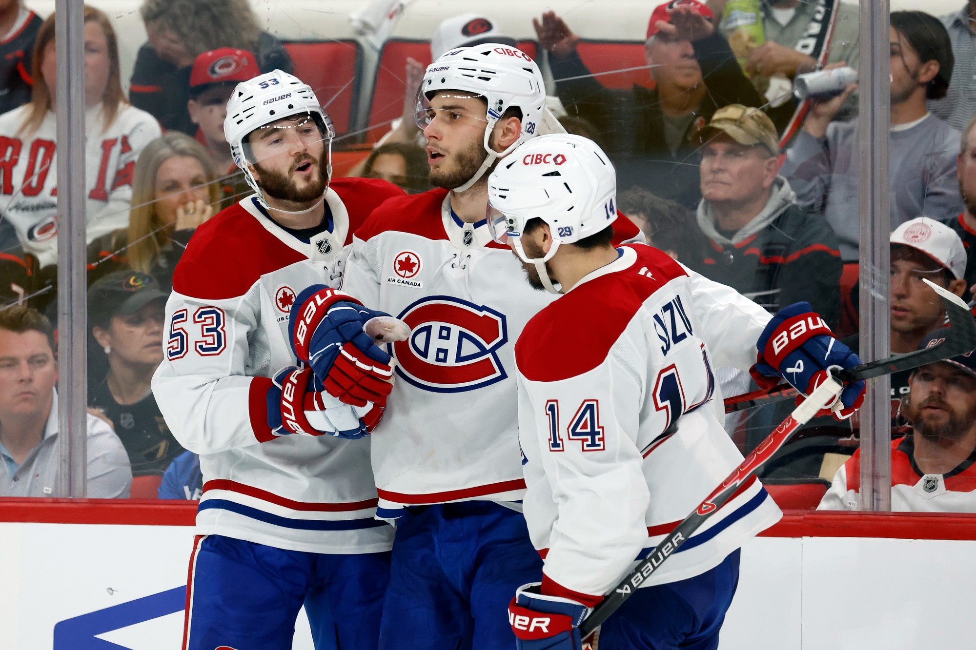 Slovenský hokejista Juraj Slafkovský (Montreal Canadiens) sa teší so spoluhráčmi. 