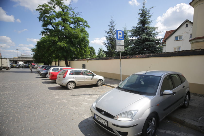 Samochody zaparkowane przed przychodnią