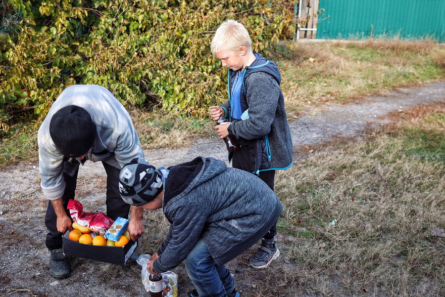 Mieszkańcy korzystający z darów pomocy humanitarnej.