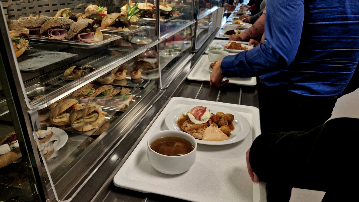 Spoločný obed s kolegami je príležitosť na oddych, no nesprávne správanie vám môže poškodiť povesť.