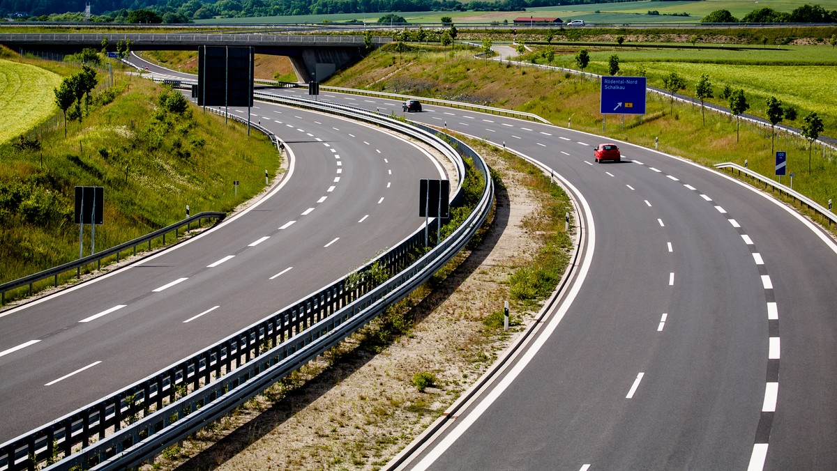 Od 30 czerwca na kolejnych 251 km dróg szybkiego ruchu zostanie wprowadzony system elektronicznych opłat za przejazd ciężarówkami i autobusami – czytamy w "Gazecie Wyborczej".