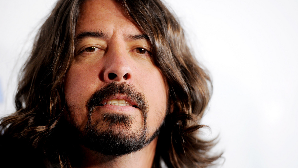 Jedna z definicji pod hasłem "Dave Grohl" w Urban Dictionary: "świetny perkusista/wokalista Nirvany i ostatecznie Foo Fighters. Jest tak zaje***ty, że moi heteroseksualni kumple mają ochotę…". Zatrzymajmy się w tym miejscu i skoncentrujmy na "ostatecznie Foo Fighters".