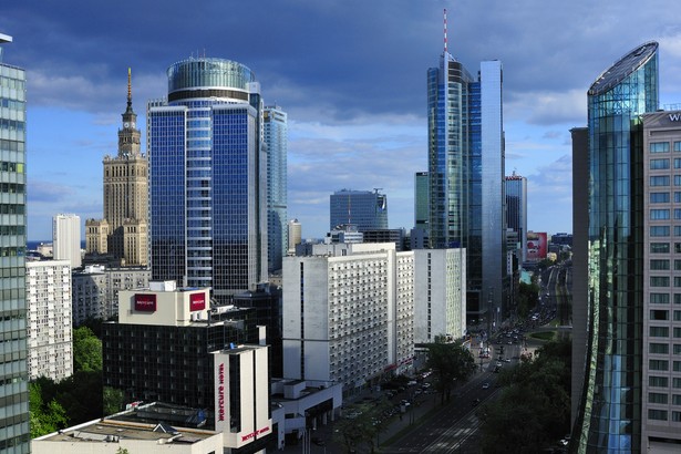 Panorama centrum biznesowego Warszawy. Na pierwszym planie przeznaczony do zburzenia Hotel Mercure Warszawa. Fot. Zbigniew Panow (materiały prasowe UM Warszawy)