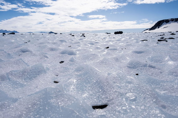 Kamienie rozgrzewające niebieski lód w Górach Ellswortha