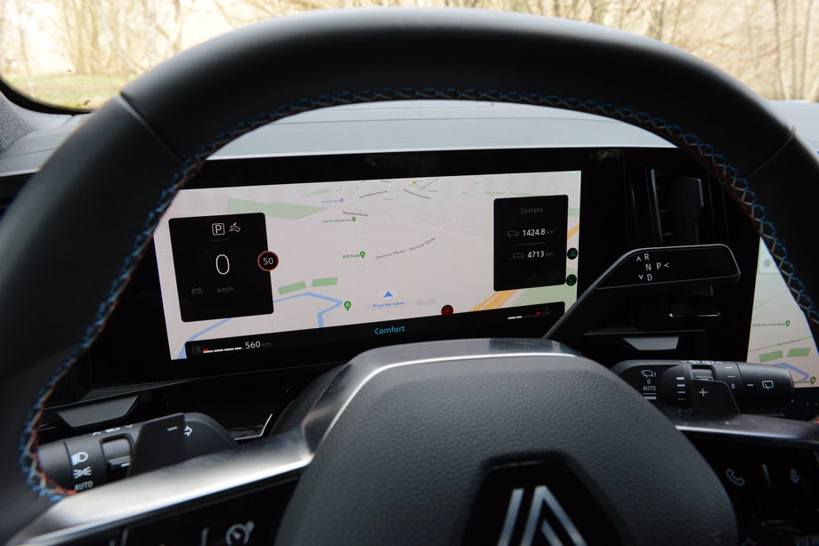 Renault Austral - zamiast wskaźników możemy mieć mapę nawigacji. Dobrą mapę, bo pochodzącą od Google'a.