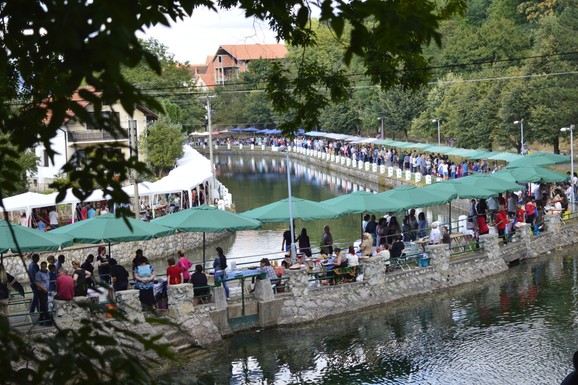 Gradić od 10.000 stanovnika dočeka 60.000 gostiju: "Dani banice" u Beloj Palanci obaraju rekorde