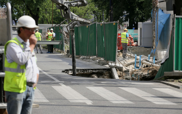 Wyrwa pod budową metra. Warszawski ratusz: Ruch na Targowej od środy