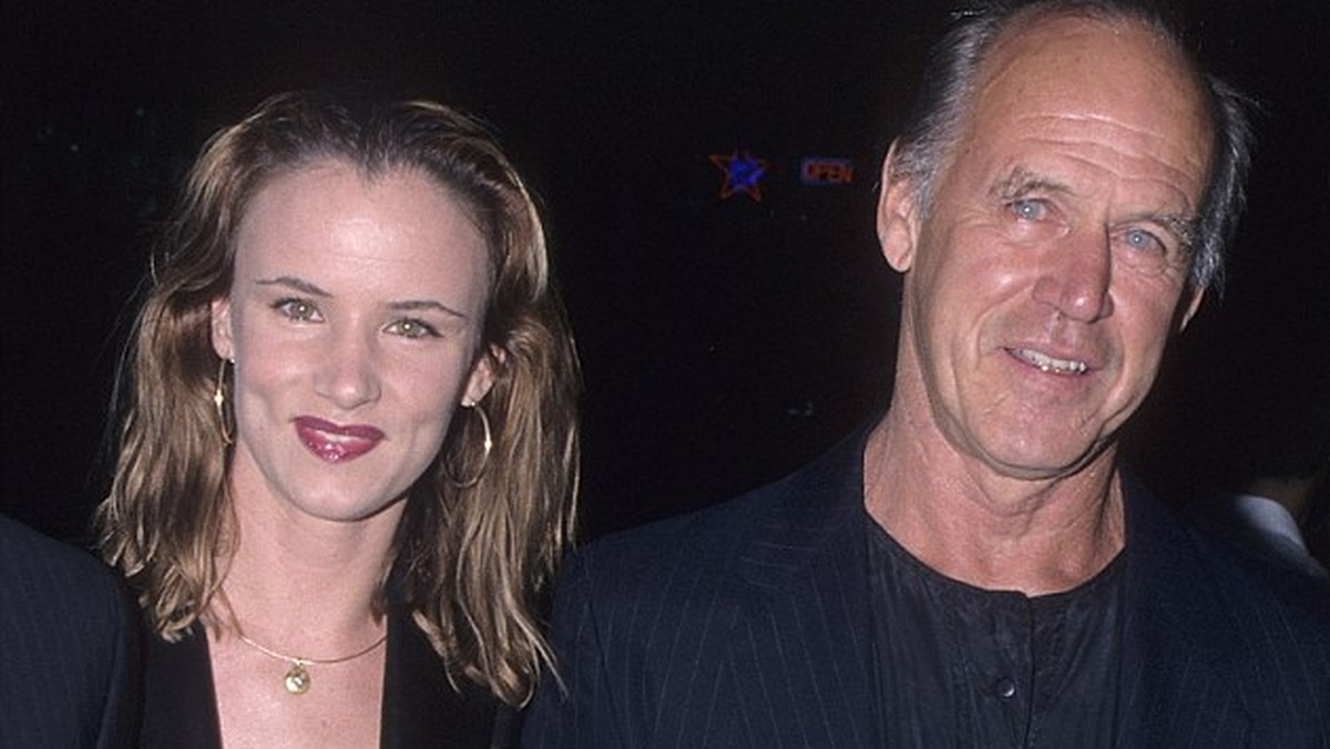 Juliette Lewis wyraziła swoje niezadowolenie z faktu, że jej zmarły ojciec: Geoffrey Lewis – został całkowicie pominięty w materiale wspominającym gwiazdy, które odeszły w 2015 roku i na początku 2016. Aktorka opublikowała wpis na Twitterze, w którym wyraziła swój żal.