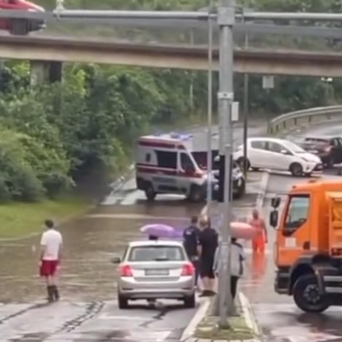 Viri samo krov automobila: Totalni kolaps na Petlovom brdu, vozila  zaglavljena u vodi, stigli vatrogasci i hitna pomoć - Blic