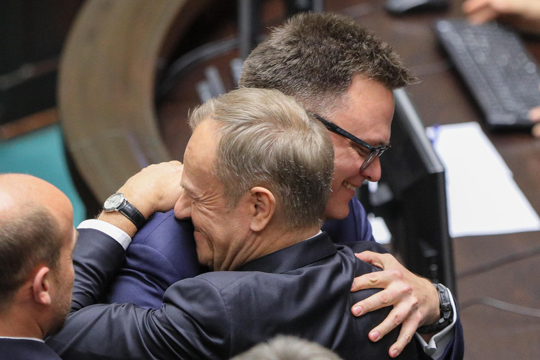 Donald Tusk i Szymon Hołownia tuż po wybraniu tego drugiego na marszałka Sejmu