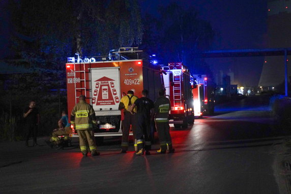 Na miejsce wezwano pięć zastępów straży pożarnej i pluton chemiczny z Łodzi. Na terenie składowiska pojawili się również przedstawiciele Wojewódzkiego Inspektoratu Ochrony Środowiska