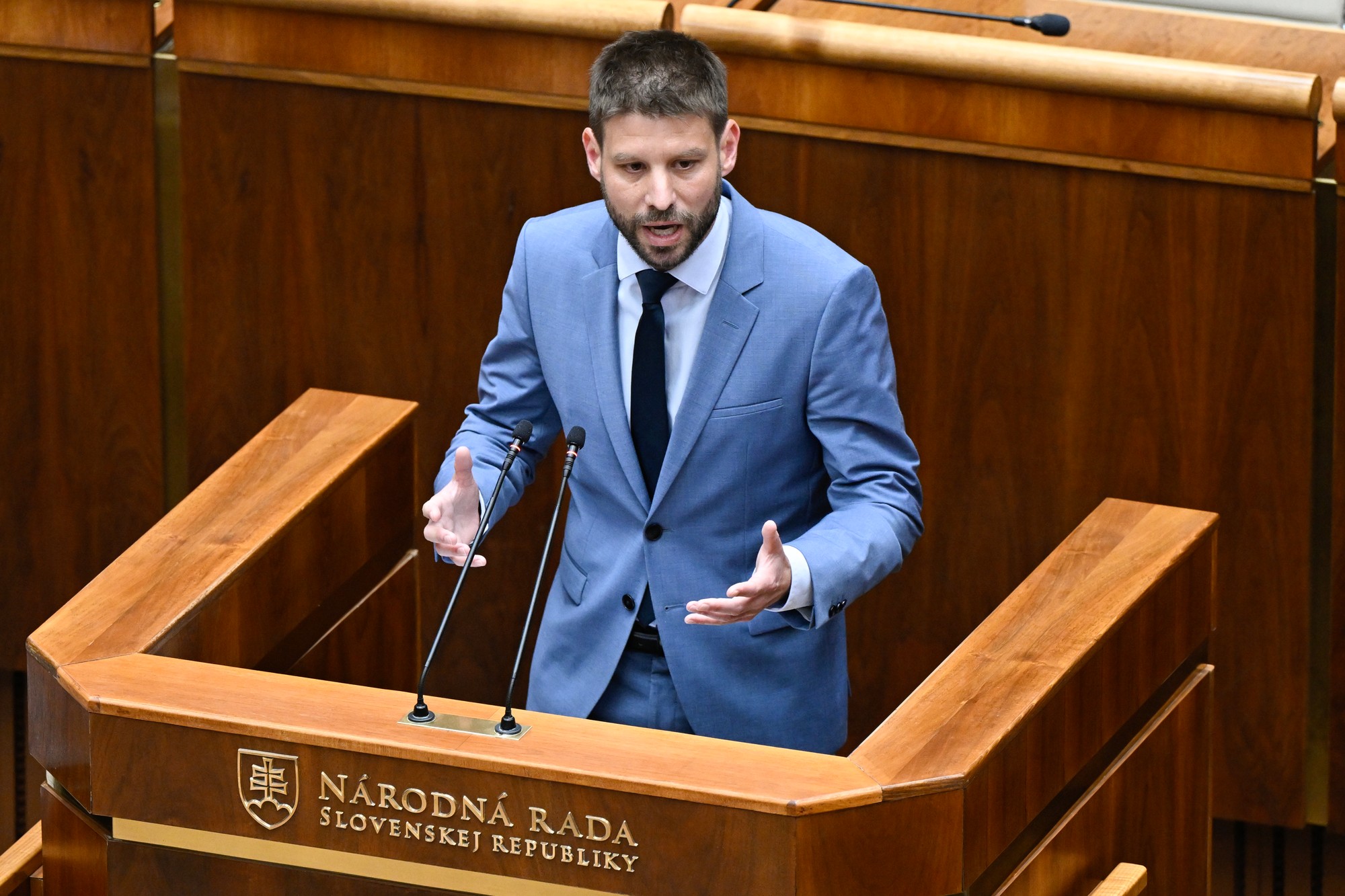 Podpredseda Národnej rady Slovenskej republiky Michal Šimečka (PS) počas mimoriadneho zasadnutia parlamentu o jeho odvolaní.