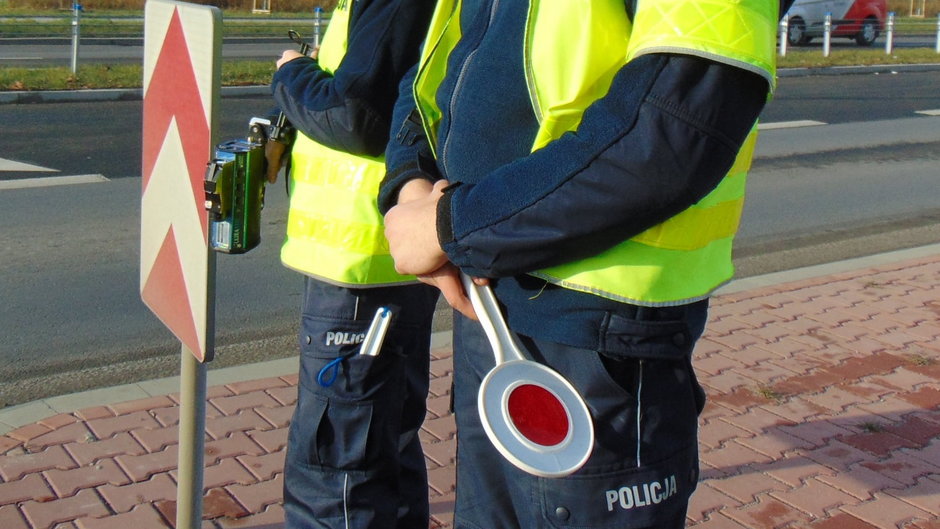 Policja strzeże bezpieczeństwa na drogach