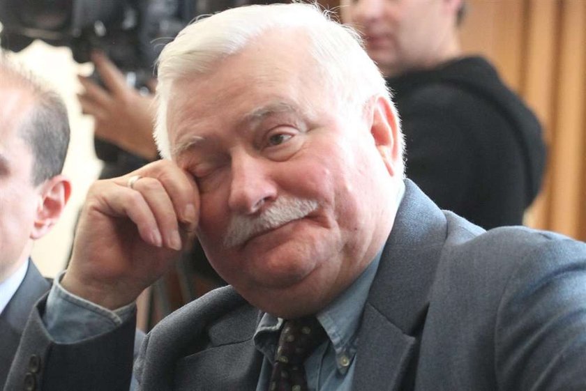 Lech Wałęsa z własnym portretem. Czy podobny?