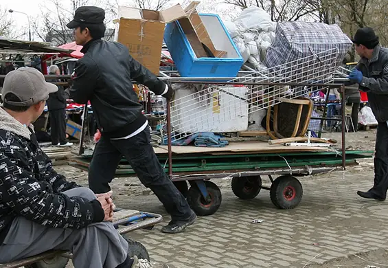 "Wietnamski dług". Pracują w Polsce za darmo, nie mają domów, są bici i molestowani