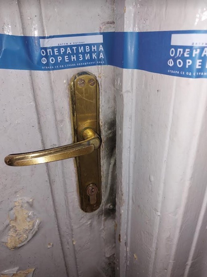 Tragovi nasilnog ulaska u vatrom zahvaćen stan u Ulici Laze Telečkog u Novom Sadu