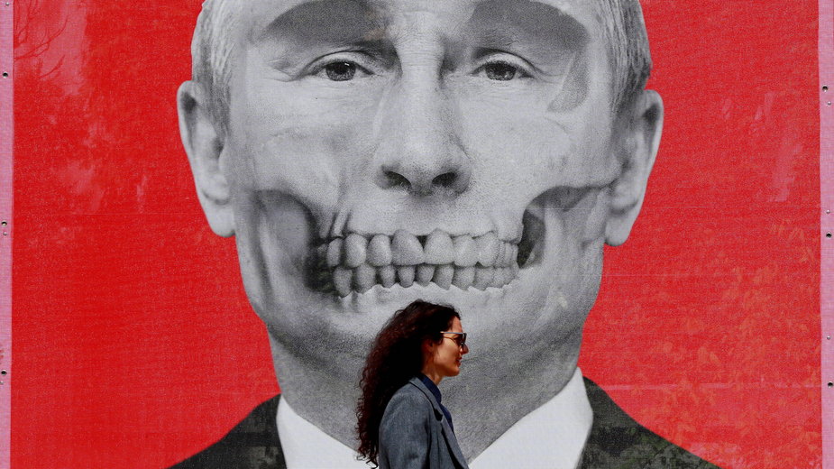 Podobizna Władimira Putina na antywojennej wystawie na Placu Królewskim w Bukareszcie (Rumunia) niedaleko rosyjskiej ambasady