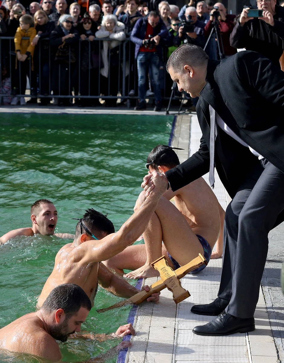 Plivanje za časni krst u Nišu