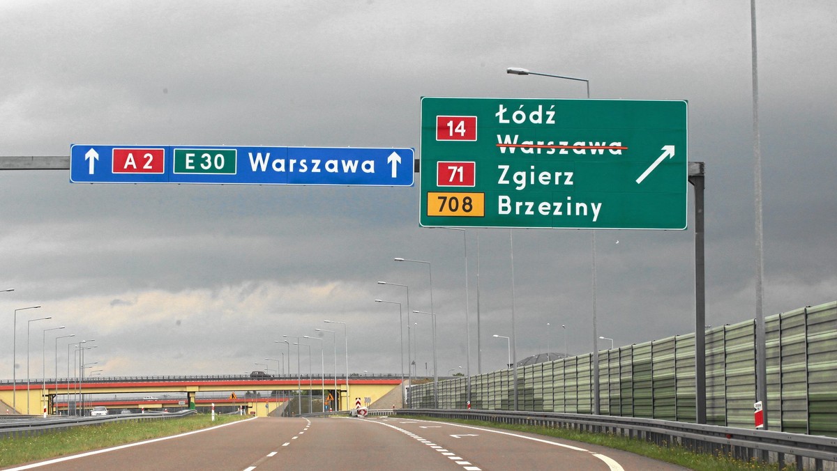 Kolejne kłopoty z autostradą A2. Na trasie łączącej zachodnią granicę z Warszawą brakuje 30 metrów drogi. Ten odcinek pozwoliłby na połączenie jej z południową obwodnicą stolicy, czyli drogą S2 - informuje radio RMF FM.