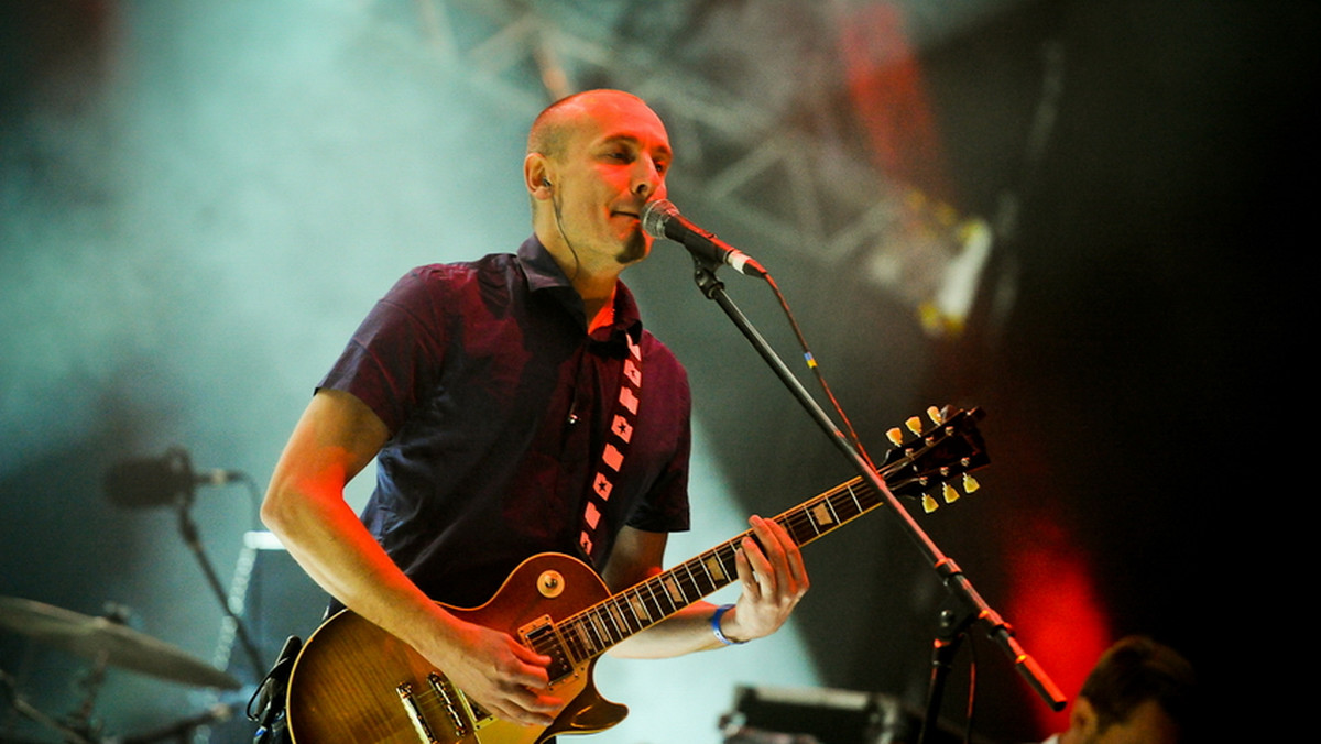 Drugi dzień tegorocznego Jarocin Festival niemal w całości upłynął pod znakiem mocarnych gitarowych brzmień. Ze sceny na młodych punków krzyczeli hardcore'owcy, Indianie, pewien skrzypek i jedna gotycka piękność. Wszystkim im show ukradły jednak piosenki powstańcze.