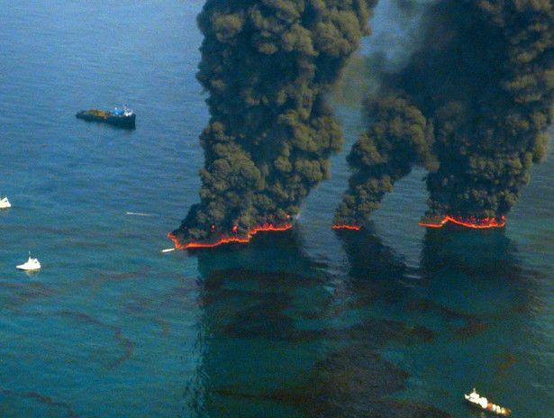 BP poinformował, że w niedzielę zebrał lub spalił blisko 25 tys. wydobywającej się z odwiertu ropy. Szacunki aktualnej skali wycieku są rozbieżne, sięgając nawet 100 tys. baryłek dziennie.