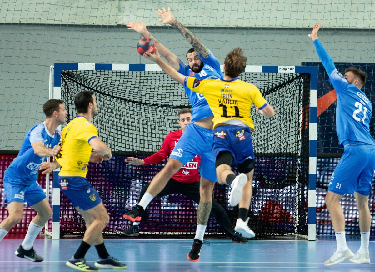 Zawodnik Orlen Wisły Płock Leon Susnja (C-L) i Kauldi Odriozola (C-P) z CD Bidasoa Irun podczas meczu Ligi Europejskiej grupy A piłkarzy ręcznych w Płocku