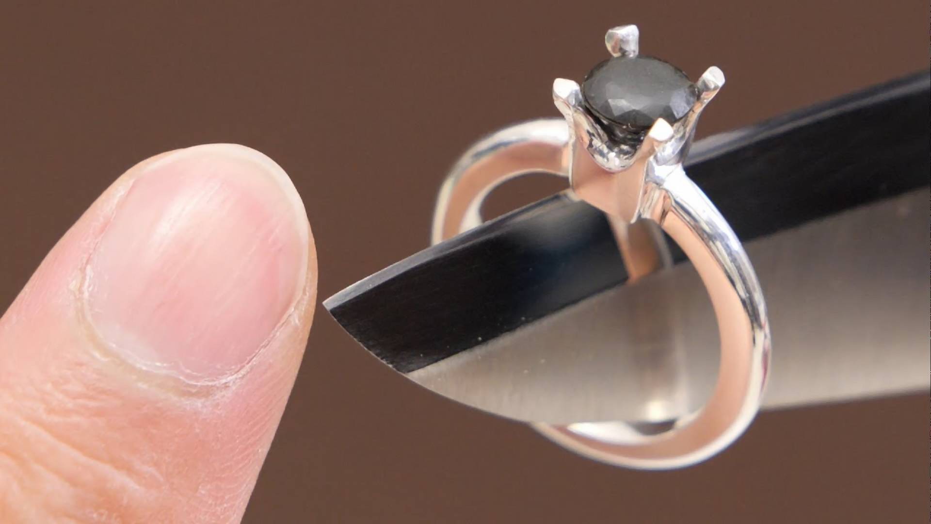 Levágott körméből készített eljegyzési gyűrűt szerelmének egy férfi - videó
