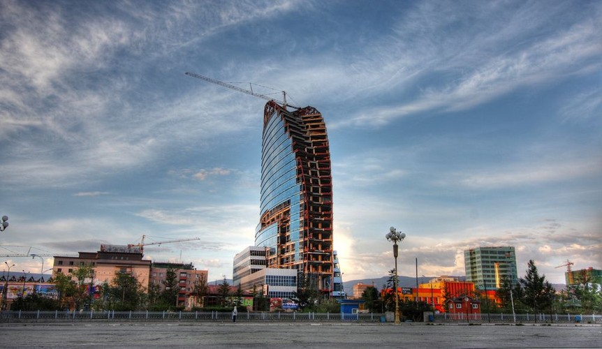 Jak wynika z danych Banku Światowego (BŚ), mongolska gospodarka pnie się w górę od 2000 roku. Tylko raz w 2009 roku z powodu globalnego kryzysu finansowego gospodarka zaliczyła dołek. Już w 2011 roku ze 17,3-proc. wzrostem PKB Mongolia stała się najszybciej rosnącą gospodarką świata. Startowała jednak z dość niskiego pułapu – według danych BŚ w 2011 r. PKB Mongolii wynosiło 8,761 mld dol. Dla porównania, PKB Polski w tym samym czasie sięgało 514,5 mld dol. Zdaniem ekonomistów BŚ, Mongolia utrzyma tytuł globalnego tygrysa gospodarczego także w 2013 roku – prognozują oni, ze jej PKB wzrośnie w tym roku o kolejne 16,2 proc. Na zdjęciu Ułan Bator, Mongolia