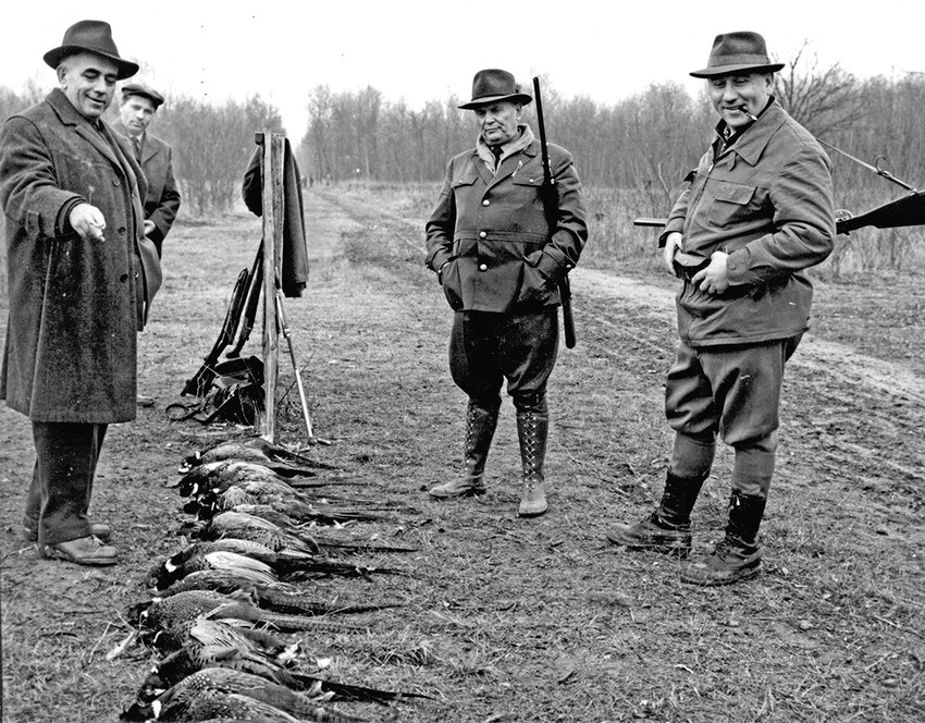 Jovan Veselinov, Tito i Ranković pored lovačkih trofeja 1960.
