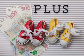 Czy program '500+' zniechęcił matki do pracy? Nowe badanie analizuje skutki