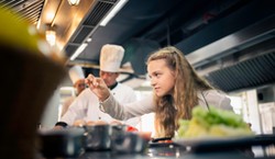 Jedna łyżka do wody i płyta indukcyjna znów lśni. Prosty sposób na tłuste plamy