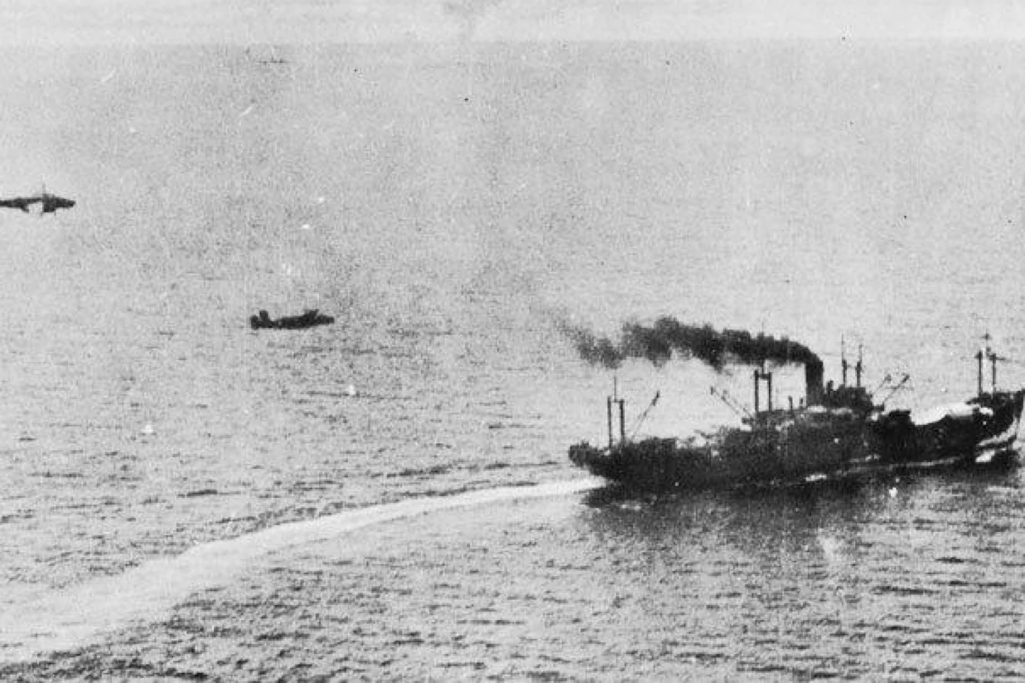 Alianckie samoloty atakujące japoński transport wojskowy na Morzu Bismarcka