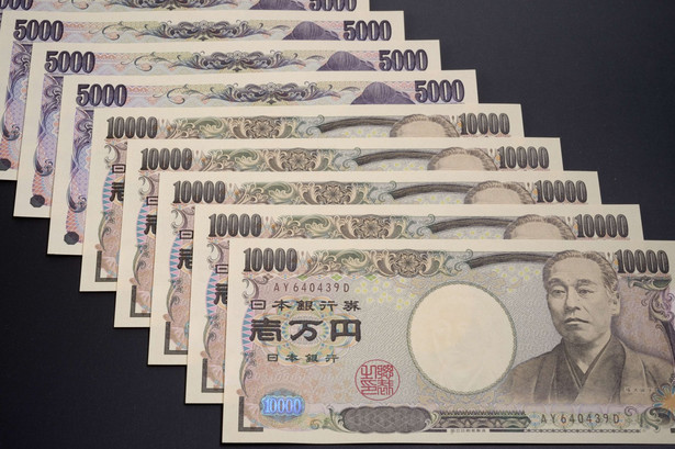 Wyprzedaż jena ma podłoże w fundamentalnych zmianach polityki gospodarczej prowadzonej przez japoński rząd i tamtejszy bank centralny.