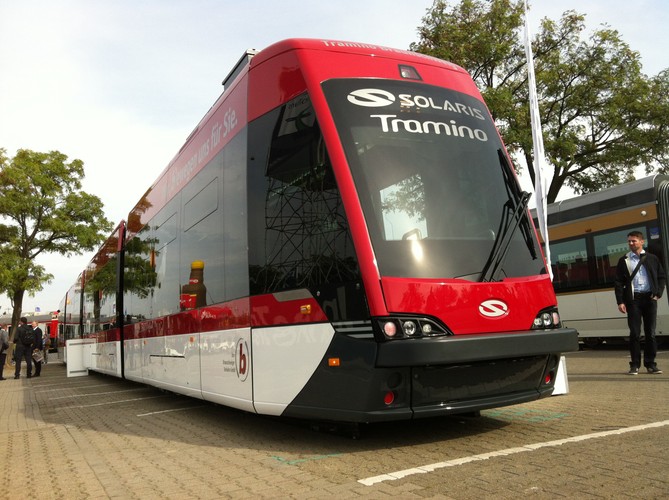 Tramino to jeden z 15 tramwajów Solarisa, które są obecnie produkowane pod Poznaniem dla Brunszwiku w Niemczech. Prototyp powstał w lipcu 2009 r., a produkcja seryjna ruszyła w 2011 r. Dotychczas Poznań, Olsztyn, Jena i Brunszwik zamówiły w Pesie łącznie 84 tramwaje. Ale to zapewne nie koniec, bo Solaris jednocześnie ubiega się o kontrakt na dostawy taboru np. m.in. dla Lipska i Ostrawy Fot. Konrad Majszyk