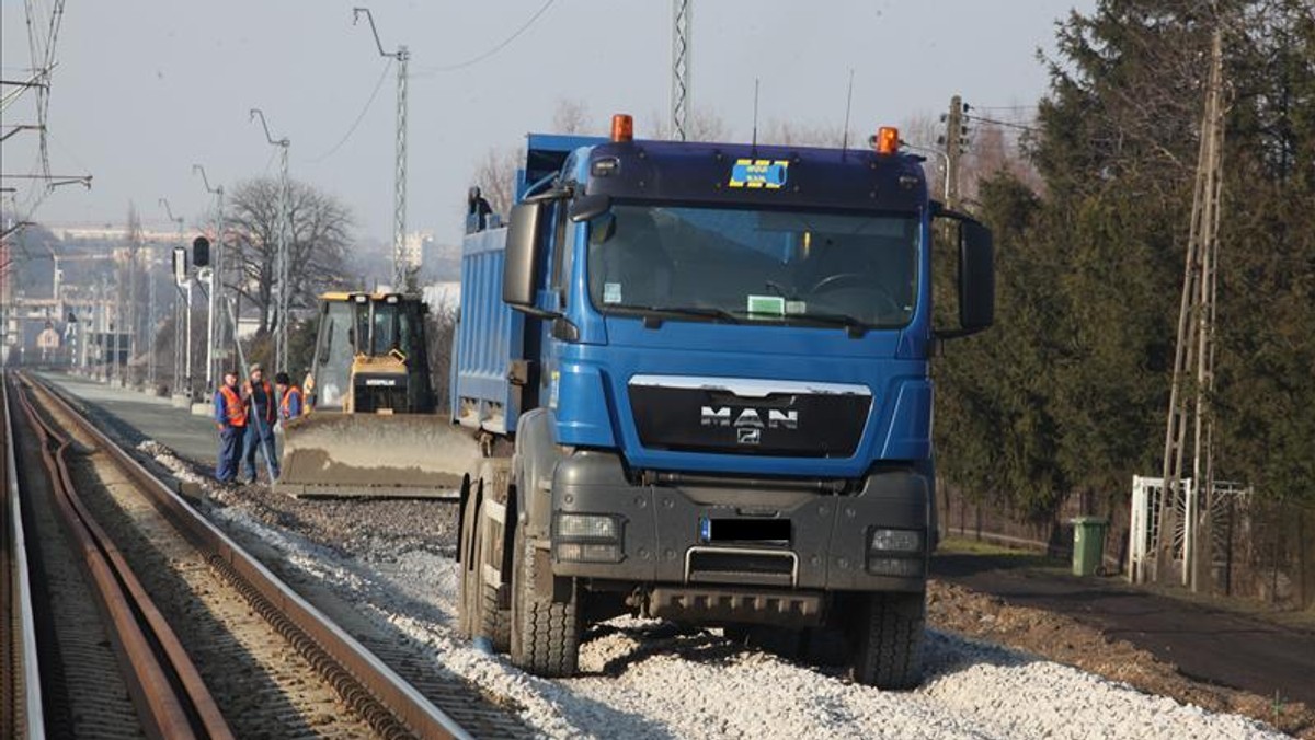 Dramat mieszkańców domów, położonych wzdłuż modernizowanej linii kolejowej z Gdyni do Warszawy! Ich domy popadają w ruinę przez ciężki sprzęt, który pracuje przy rozbudowie torów.