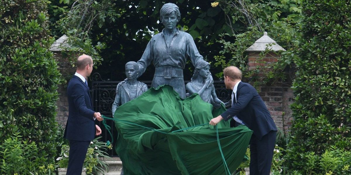 Książę William wraz z bratem Harrym odsłaniają pomnik księżnej Diany. 