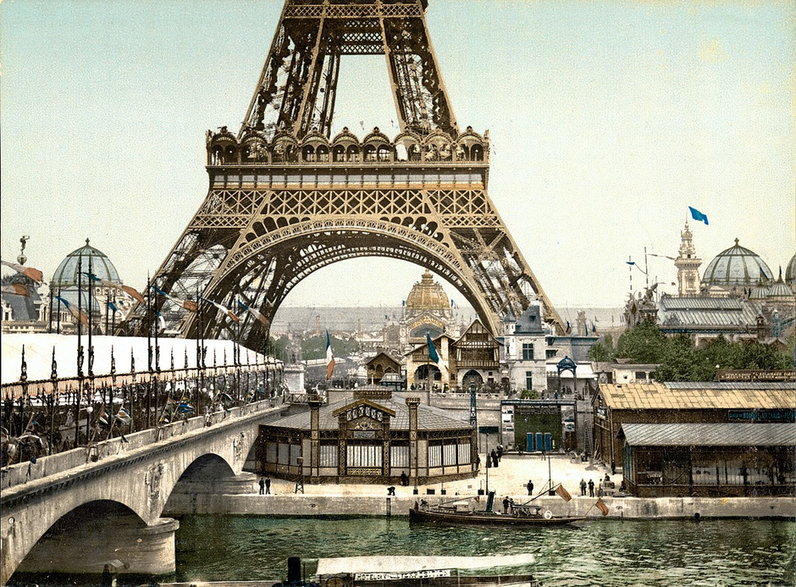 Historyczna, pokolorowana fotografia z wystawy w 1900 r.