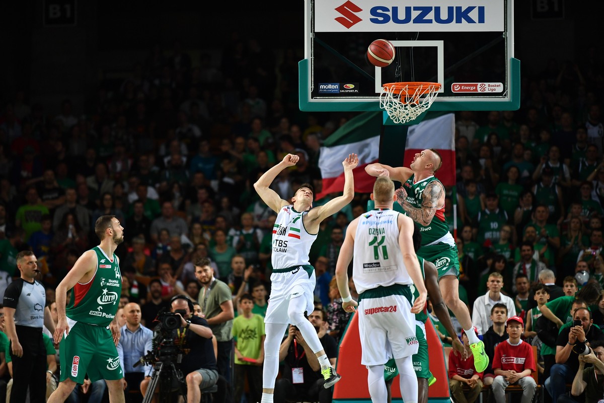 Zawodnicy Śląska Wrocław Ivan Ramljak (2L) i Aleksander Dziewa (2P) oraz Grzegorz Kulka (L) i Dariusz Wyka (P) z Legii Warszawa podczas pierwszego meczu finałowego Ekstraklasy koszykarzy we Wrocławiu